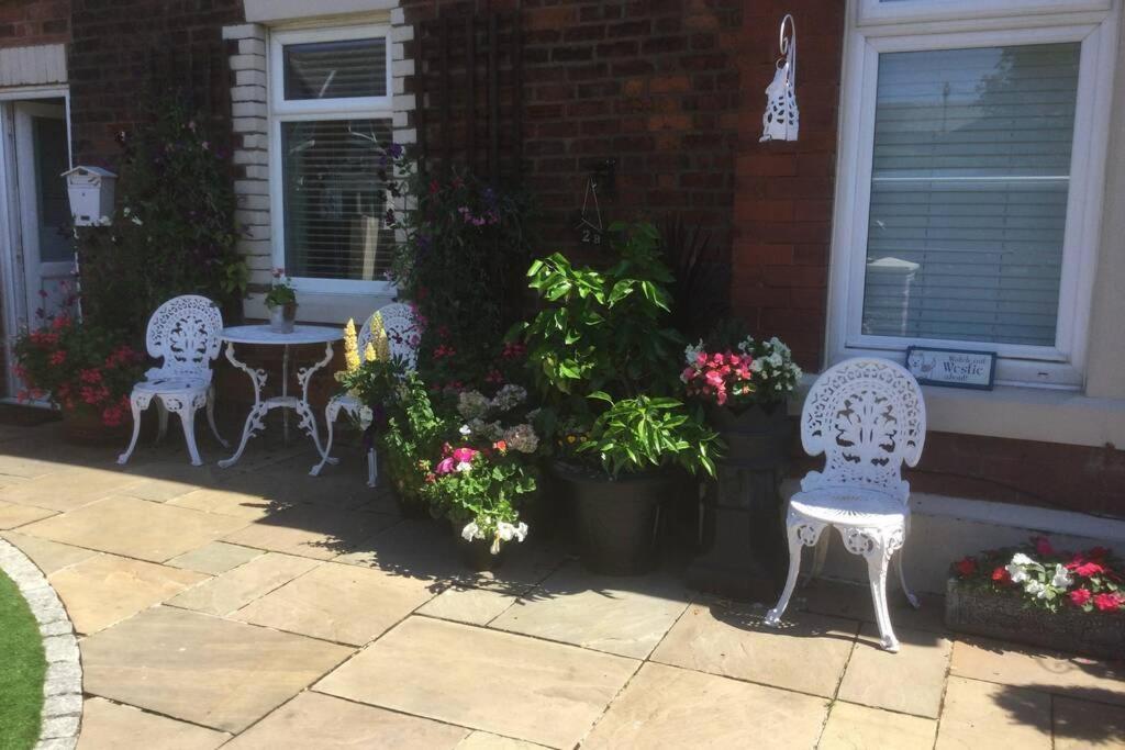 Leafy Lytham Central Lovely Ground Floor 1 Bedroom Apartment With Private Garden In Lytham Dog Friendly 莱瑟姆-圣安妮 外观 照片
